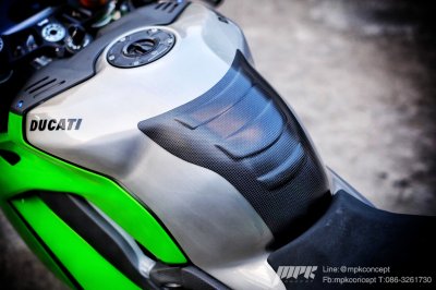 Ducati_panigalev4s กันรอยถังคาร์บอน_carbonworld ทำสีถังน้ำมันรถดูคาติเงิน mpk