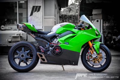 Ducati_panigalev4s_green_ทำสีรถดูคาติ mpk ท่อแต่งฟูลเทอมิ termignoni brembo disc brake bst matt carbon จานเบรคหน้าเบรมโบ้ล้อคาร์บอนด้านครอบคลัชใส desmoworld