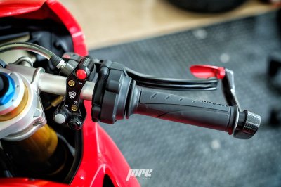 Panigale_v4s_brembo_switch_off_run_cnc_นอตไทเท lightech brake guard carbon red การ์ดแฮนด์ขวาเบรคคาร์บอนแดง