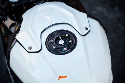 s1000rr_2022_ilmberger_carbon_ครอบถังบนทำสีถัง_twm_gas_cap_ฝาถังน้ำมันแต่งรถนอตไทเท_proti_ดำ