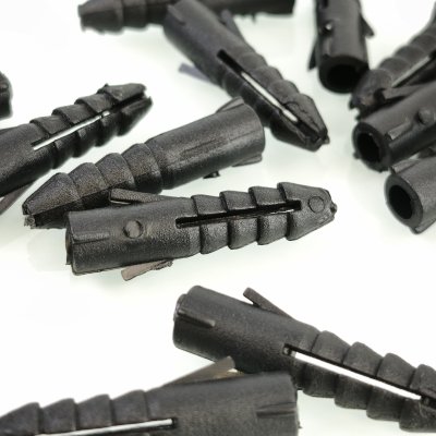 พุกพลาสติก สีดำ No.7 (100ตัว/ถุง)