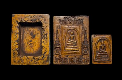 หีบพระสมเด็จวัดระฆังพิมพ์ใหญ่ ทรัพย์แสนล้าน เนื้อสีเหลืองลงรักน้ำเกลี้ยง ด้านในมีพระสมเด็จพิมพ์ใหญ่เนื้อสีเหลืองลงรักน้ำเกลี้ยง แม่เหล็กดูดติด