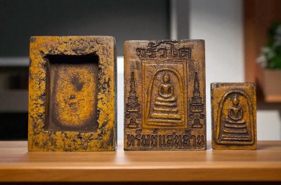 หีบพระสมเด็จวัดระฆังพิมพ์ใหญ่ ทรัพย์แสนล้าน เนื้อสีเหลืองลงรักน้ำเกลี้ยง ด้านในมีพระสมเด็จพิมพ์ใหญ่เนื้อสีเหลืองลงรักน้ำเกลี้ยง แม่เหล็กดูดติด