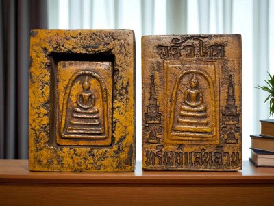 หีบพระสมเด็จวัดระฆังพิมพ์ใหญ่ ทรัพย์แสนล้าน เนื้อสีเหลืองลงรักน้ำเกลี้ยง ด้านในมีพระสมเด็จพิมพ์ใหญ่เนื้อสีเหลืองลงรักน้ำเกลี้ยง แม่เหล็กดูดติด