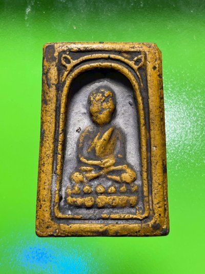 หลวงปู่ทวดพิมพ์ 2 หน้า เนื้อสีเหลืองอ่อน โรยพระธาตุ