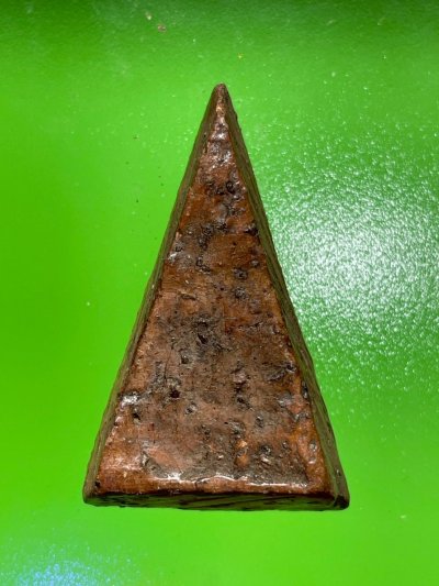 พระนางพญา พิมพ์เข่าตรง จ.พิษณุโลก เนื้อดิน