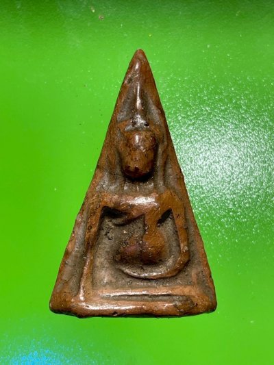 พระนางพญา พิมพ์เข่าตรง จ.พิษณุโลก เนื้อดิน