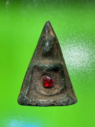 พระนางพญา กรุวัดบ่อทองคำ พิษณุโลก พิมพ์ฝังพลอย