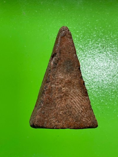 พระนางพญาพิมพ์เข่าตรง เนื้อดิน