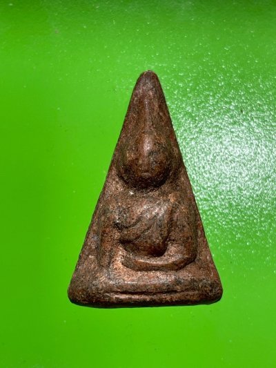 พระนางพญาพิมพ์เข่าตรง เนื้อดิน