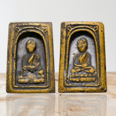 หลวงปู่ทวดพิมพ์ 2 หน้า เนื้อสีเหลืองอ่อน โรยพระธาตุ