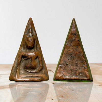 พระนางพญา พิมพ์เข่าตรง จ.พิษณุโลก เนื้อดิน