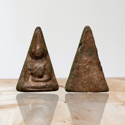 พระนางพญาพิมพ์เข่าตรง เนื้อดิน