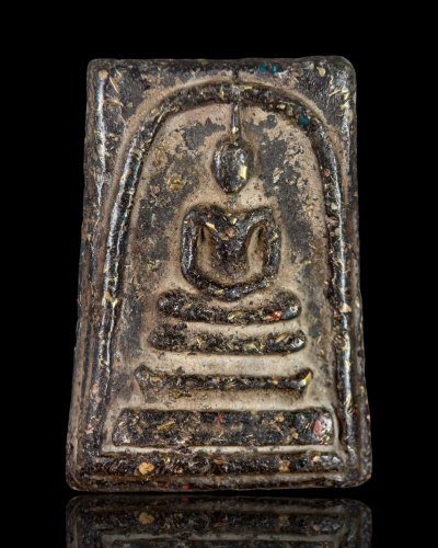 พระสมเด็จวัดระฆังเนื้อสีดำใบลานโรยผงตะไบทอง (วซ059)