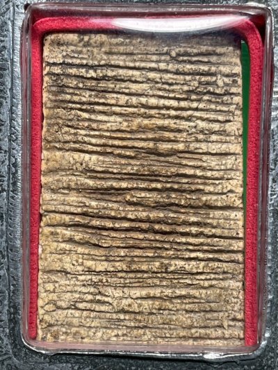 พระสมเด็จวัดระฆังพิมพ์ใหญ่ หลังลายกระดาน พร้อมกรอบขึ้นคอ