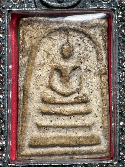 พระสมเด็จวัดระฆังพิมพ์ใหญ่ หลังลายกระดาน พร้อมกรอบขึ้นคอ