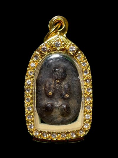 พระปิดตาหลวงพ่อไข่ เนื้อผงคลุกรัก จุ่มรักหนา ฝังตะกรุดทองคำ 3 ดอก วัดเชิงเลน กรุงเทพมหานคร