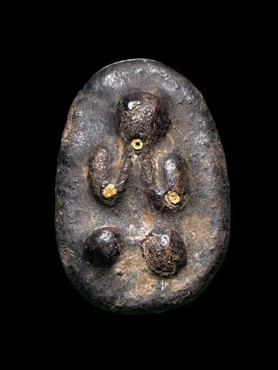 พระปิดตาหลวงพ่อไข่ เนื้อผงคลุกรัก จุ่มรักหนา ฝังตะกรุดทองคำ 3 ดอก วัดเชิงเลน กรุงเทพมหานคร