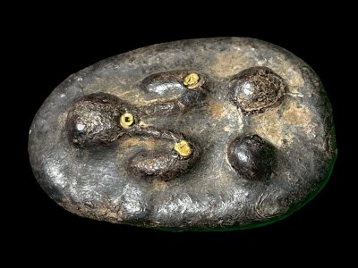 พระปิดตาหลวงพ่อไข่ เนื้อผงคลุกรัก จุ่มรักหนา ฝังตะกรุดทองคำ 3 ดอก วัดเชิงเลน กรุงเทพมหานคร