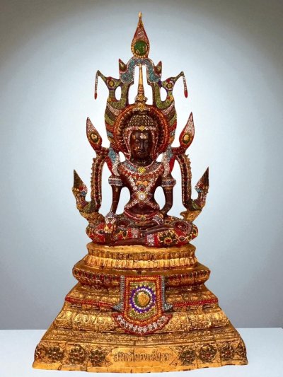 พระสมเด็จองค์ปฐมหน้าตัก 12 นิ้ว ขนาดฐาน 19 นิ้ว  ขนาดความสูง 34 นิ้ว เนื้อโลหะ ประดับพลอย และ หยก มงคล รอบองค์