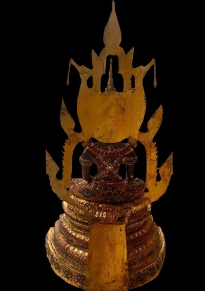 พระสมเด็จองค์ปฐมหน้าตัก 12 นิ้ว ขนาดฐาน 19 นิ้ว  ขนาดความสูง 34 นิ้ว เนื้อโลหะ ประดับพลอย และ หยก มงคล รอบองค์