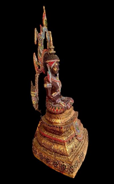 พระสมเด็จองค์ปฐมหน้าตัก 12 นิ้ว ขนาดฐาน 19 นิ้ว  ขนาดความสูง 34 นิ้ว เนื้อโลหะ ประดับพลอย และ หยก มงคล รอบองค์