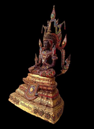 พระสมเด็จองค์ปฐมหน้าตัก 12 นิ้ว ขนาดฐาน 19 นิ้ว  ขนาดความสูง 34 นิ้ว เนื้อโลหะ ประดับพลอย และ หยก มงคล รอบองค์