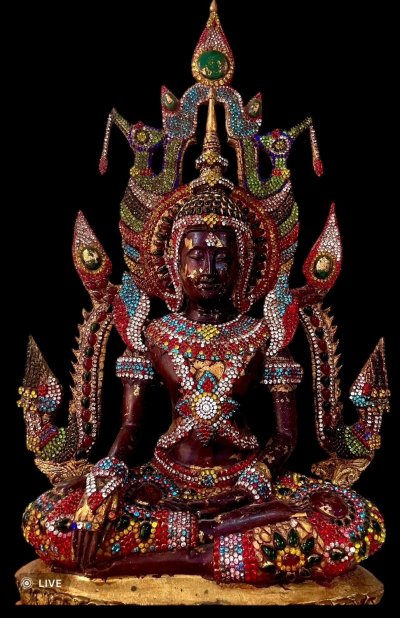 พระสมเด็จองค์ปฐมหน้าตัก 12 นิ้ว ขนาดฐาน 19 นิ้ว  ขนาดความสูง 34 นิ้ว เนื้อโลหะ ประดับพลอย และ หยก มงคล รอบองค์