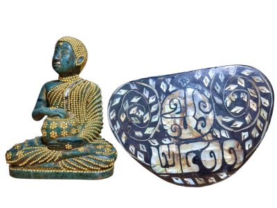 พระอุปคุตจกบาตร เนื้อหินหยกสีเขียว ฐานถอดได้ ใต้ฐานประดับ ลายมุก จปร  2411  รอบองประดับด้วยทองงานช่าง 10 หมู่สวยงาม ขนาดหน้าตัก 5 นิ้ว