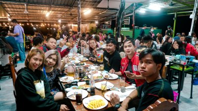 ภาพบรรยากาศทำบุญประจำปีบริษัท แจกเครื่องดื่มฟรี และกิจกรรม Outing ภายในบริษัท