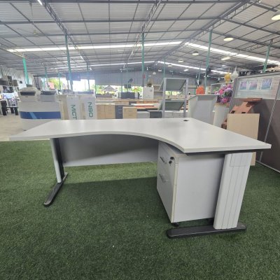 โต๊ะทำงานผู้บริหารทรง L (สีเทาอ่อน)