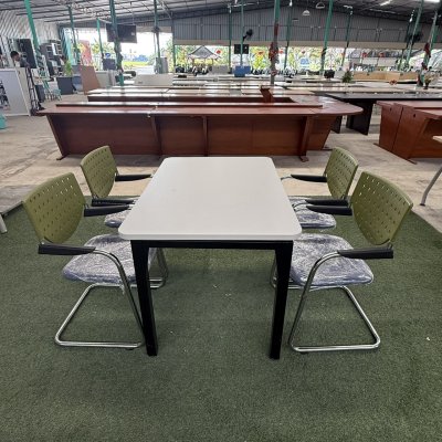 โต๊ะอเนกประสงค์พร้อมเก้าอี้