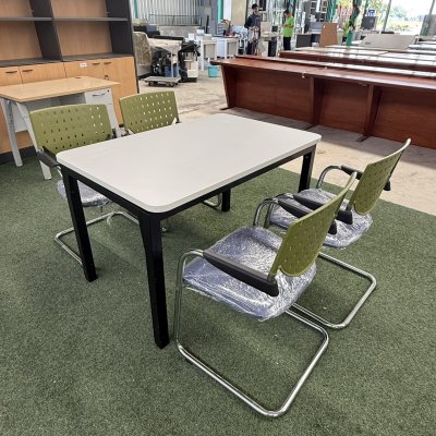 โต๊ะอเนกประสงค์พร้อมเก้าอี้