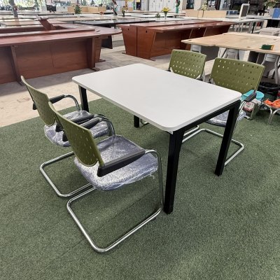 โต๊ะอเนกประสงค์พร้อมเก้าอี้