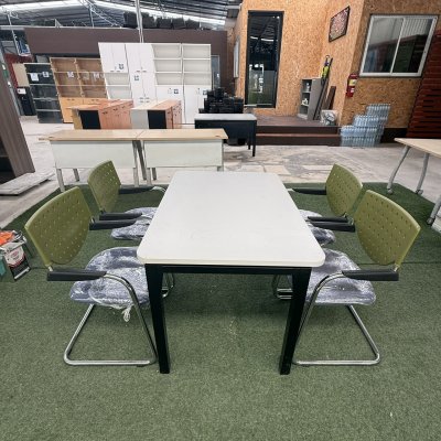 โต๊ะอเนกประสงค์พร้อมเก้าอี้