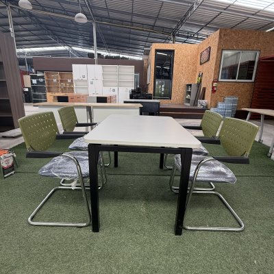 โต๊ะอเนกประสงค์พร้อมเก้าอี้