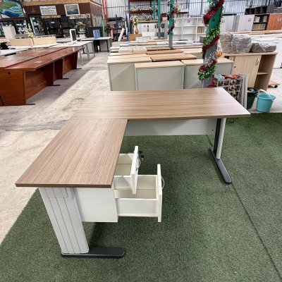 โต๊ะทำงานทรง L