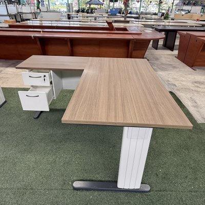 โต๊ะทำงานทรง L