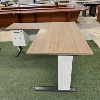 โต๊ะทำงานทรง L