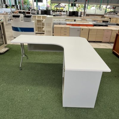 โต๊ะผู้บริหารทรง L (สีขาว)