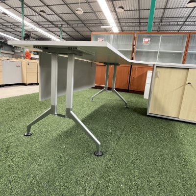 โต๊ะผู้บริหารทรง L (สีขาว)