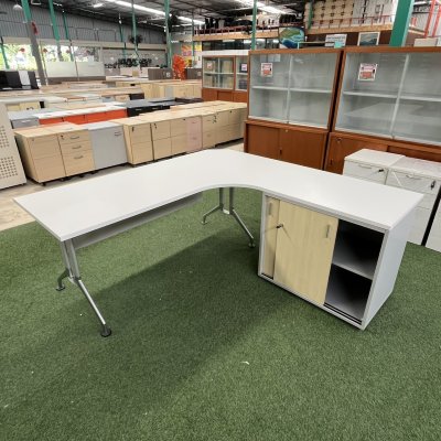 โต๊ะผู้บริหารทรง L (สีขาว)