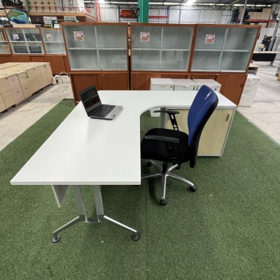 โต๊ะผู้บริหารทรง L (สีขาว)