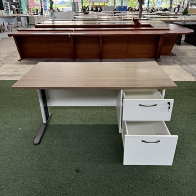 โต๊ะทำงานมีลิ้นชัก