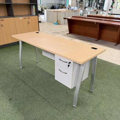 โต๊ะทำงานมีลิ้นชัก