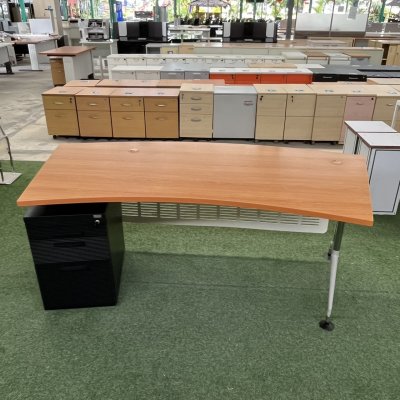 โต๊ะทำงานผู้บริหารทรงโค้ง