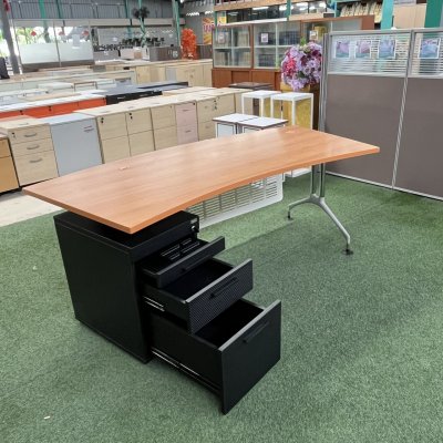 โต๊ะทำงานผู้บริหารทรงโค้ง