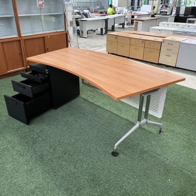 โต๊ะทำงานผู้บริหารทรงโค้ง