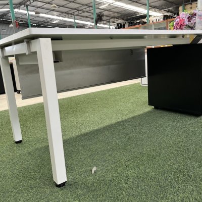 โต๊ะทำงานผู้บริหาร (สีขาว)