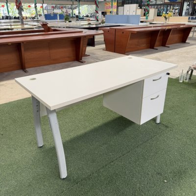 โต๊ะทำงานมีลิ้นชัก